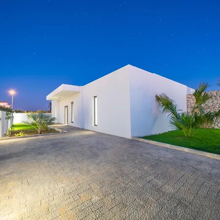 Villa Milo Side